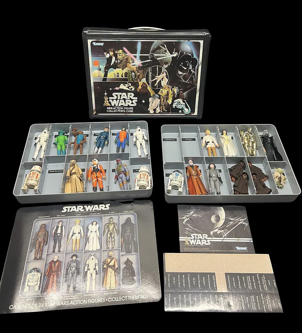 Vintage 1977 Kenner Star Wars Mini-Action Figure Collectors Case with 24 figures